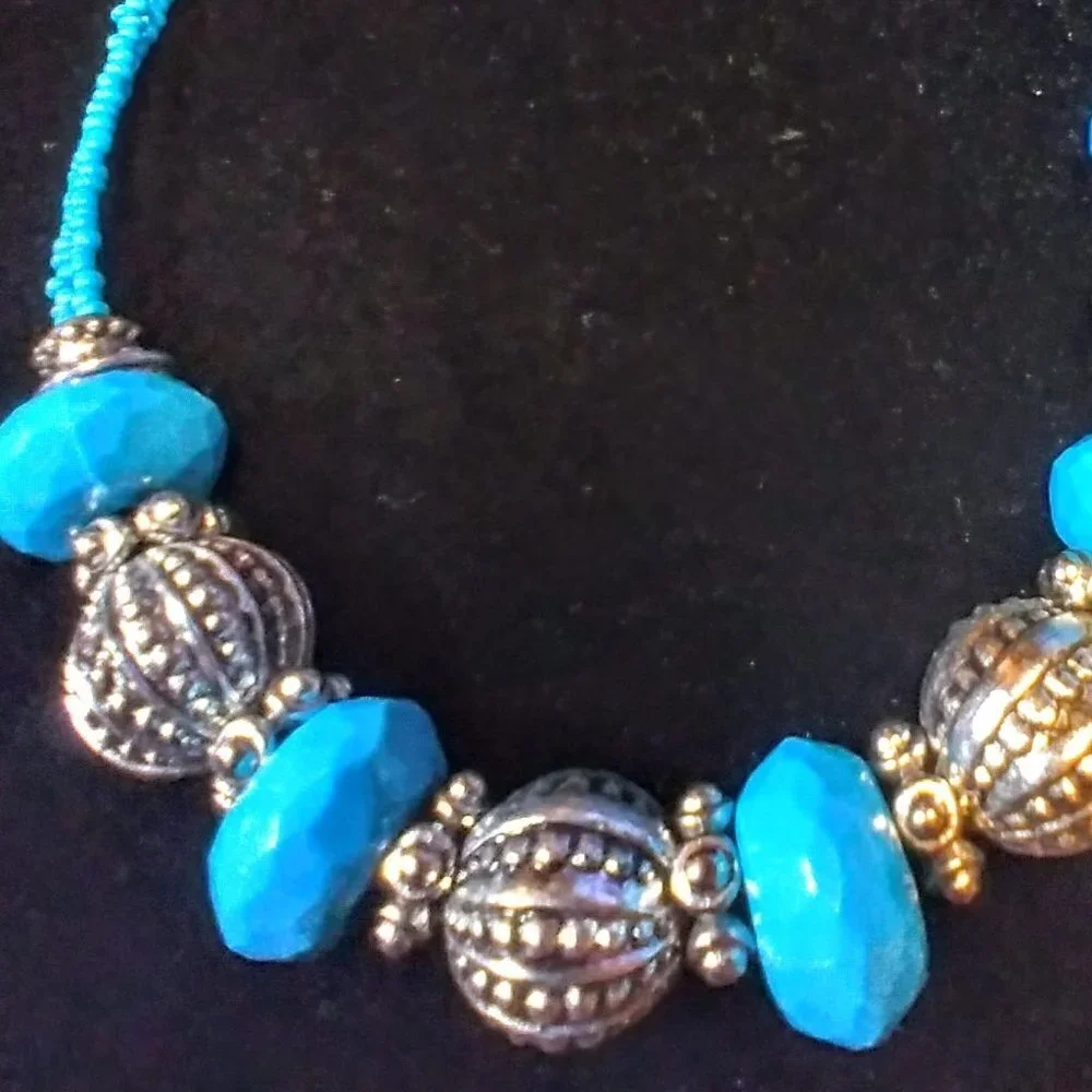 Beautiful Faux Turquoise & Silver toned Necklace